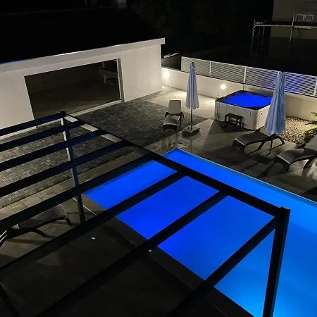 Crowonder Harbor Villa- Luxury Wellness With Heated Pool And Jacuzzi! Vila