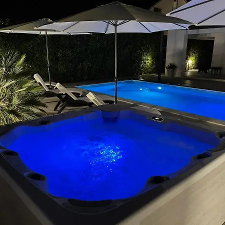 וילה Crowonder Harbor Villa- Luxury Wellness With Heated Pool And Jacuzzi!