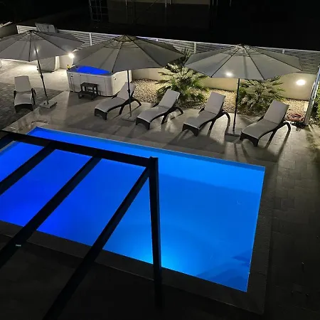 Crowonder Harbor Villa- Luxury Wellness With Heated Pool And Jacuzzi! ביבינייה