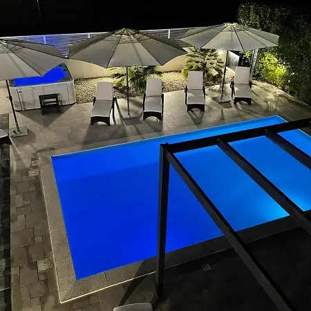 וילה Crowonder Harbor Villa- Luxury Wellness With Heated Pool And Jacuzzi! ביבינייה
